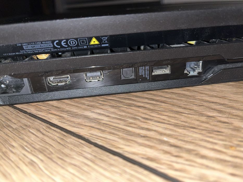 Playstation 4 Pro + 2 pady