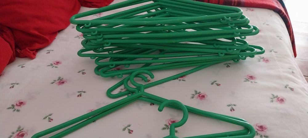 Cabides de plastico verde