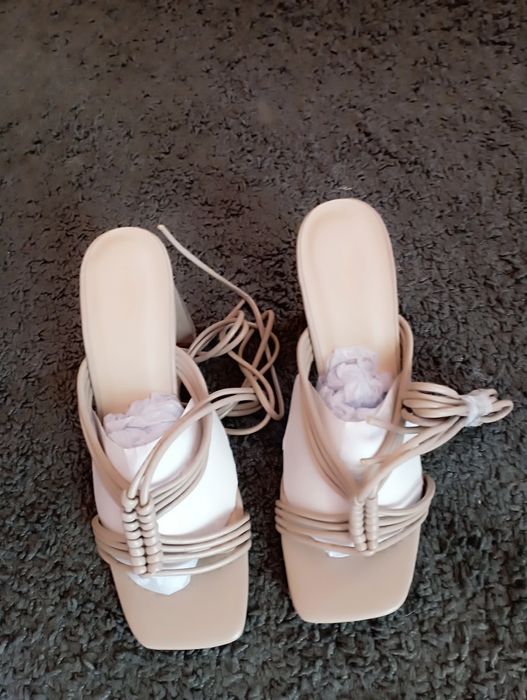 Buty, Sandałki wiązane na słupku Beżowe rozm 6 (39) Prettylittlething