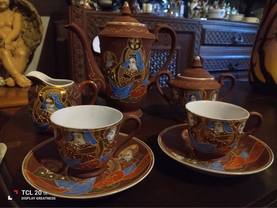 Conjunto de bule, leiteira, açucareiro e duas chávenas com pires