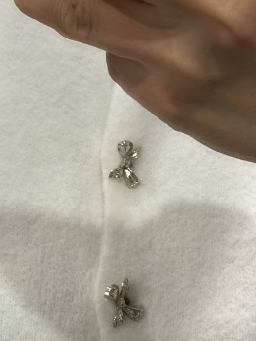 Кардиган зара з залізними срібними бантиками білий теплий з коротким рукавом кофтинка