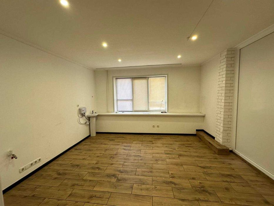 Продаж фасадного комерційного приміщення 234м2