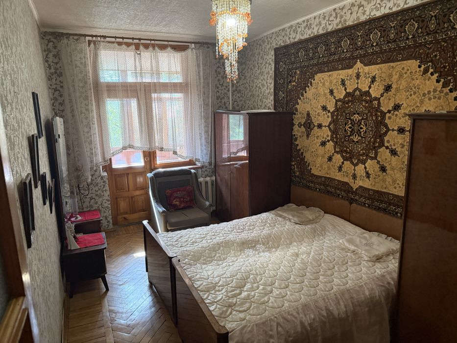 Продам 2 кімнатну сталінку в центрі . Сковороди 36
