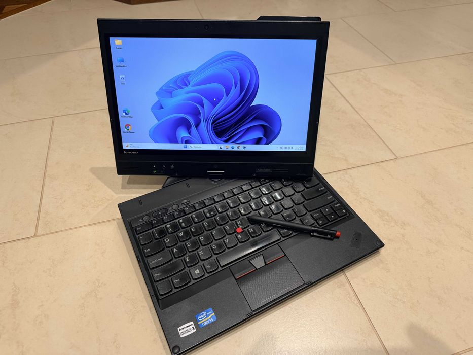 Lenovo ThinkPad X230 Tablet – laptop z obrotowym ekranem dotykowym i rysikiem oraz dedykowaną stacją dokującą Lenovo UltraBase