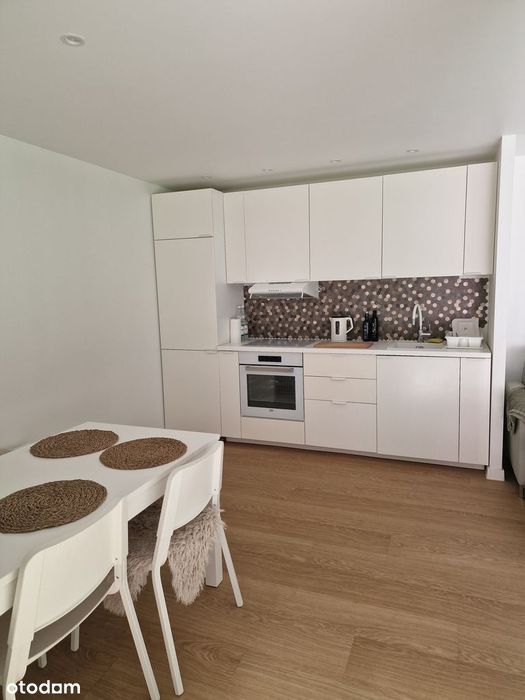 Dom nad dzikim jeziorem – 35 m² ciszy, lasu i szybkiego
internetu