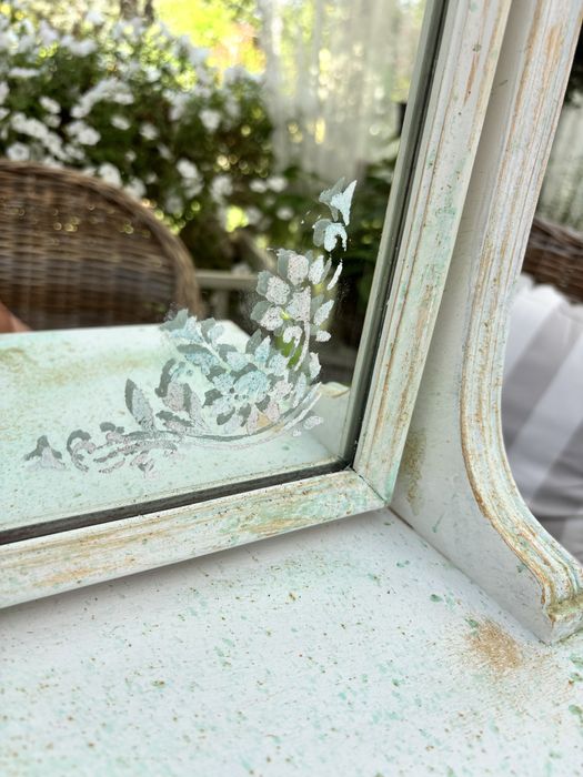 Toaletka ze złoceniami Shabby chic
