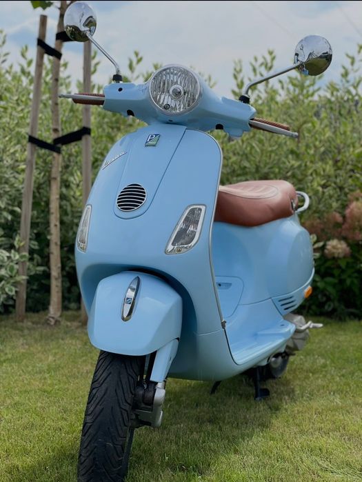 Vespa LX 50 Piaggio błękitna w stylu retro