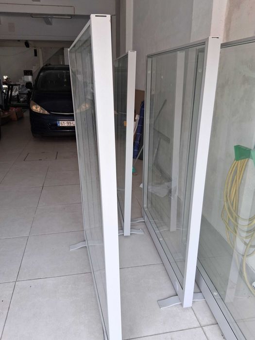 3 Divisorias de vidro duplo em ferro