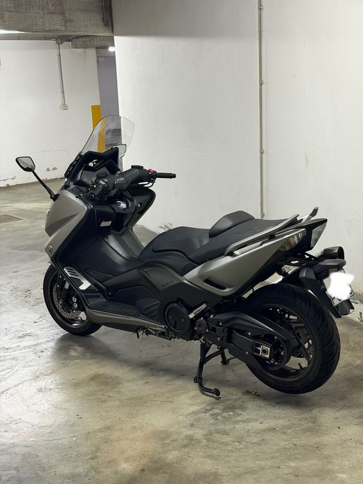 Yamaha Tmax 530 com alguns extras