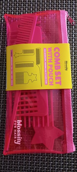 Zestaw grzebieni w kosmetyczce