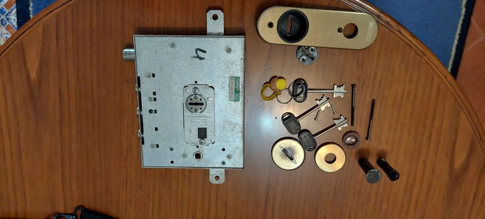 Fechadura de porta blindada