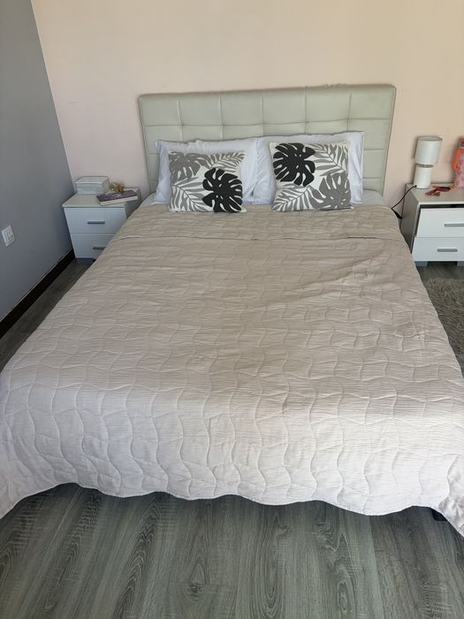 Cama de Corpo e Meio Estofada Bege