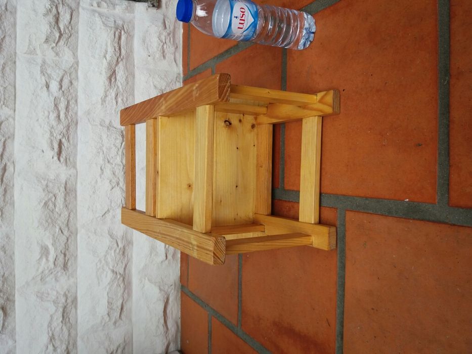 Cadeira de madeira pequena