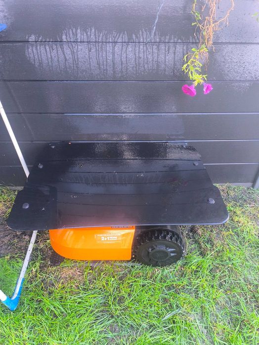 Robot koszący Landroid M Plus z zadaszeniem.