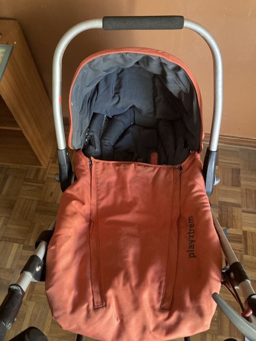 Carrinho de bebé com ovo em duas peças