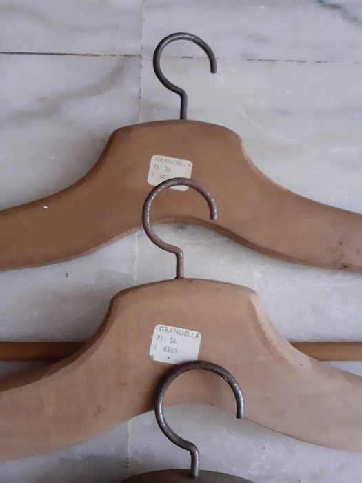 Conjunto de 6 cabides antigos em madeira