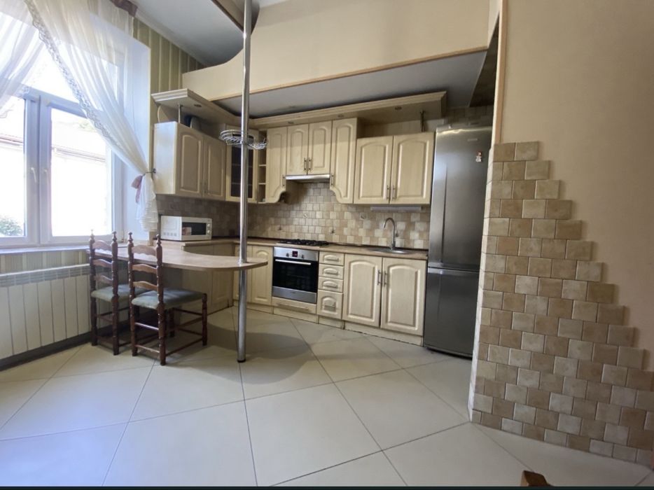 Оренда 3-кім квартири особнякового типу в центрі м.Стрий