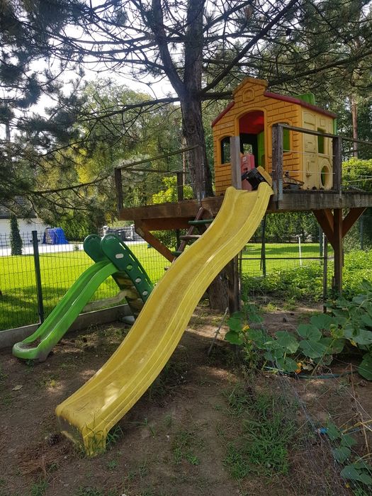 Domek ze zjeżdżalnią