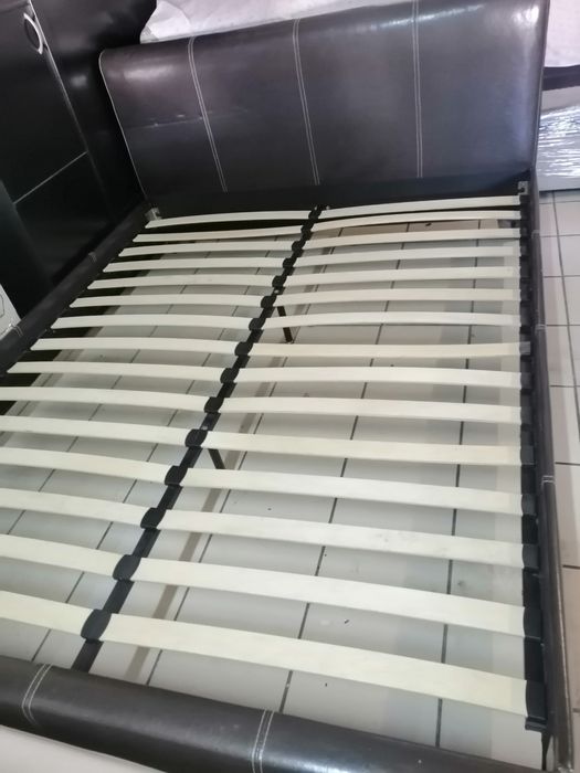 Cama Casal com Cabeceira em Pele