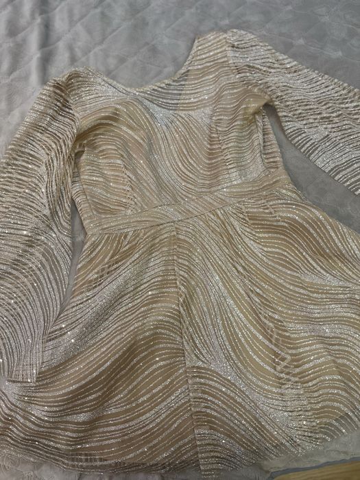 Бежева сукня з блискітками