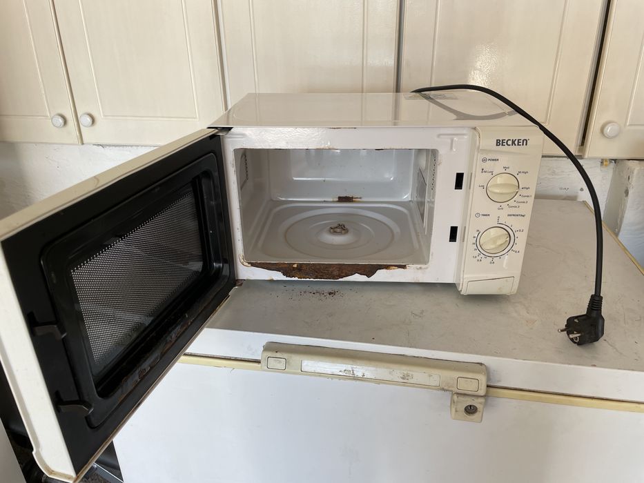 Dois Micro-ondas  700 W becken e outro