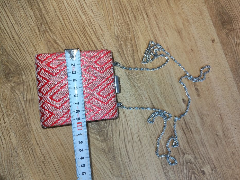 Torebka kopertówka sztywna, mała 10x10cm na łańcuszku odpinanym