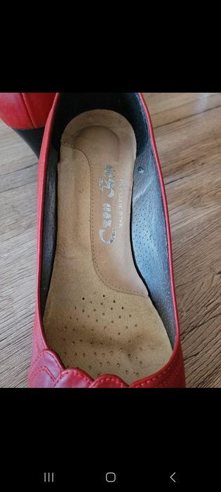 Czerwone buty na słupku