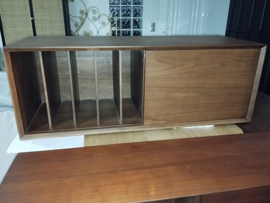 Móvel suspenso para vinis/gira discos