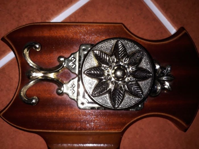 Cabide duplo de parede em mogno e latão