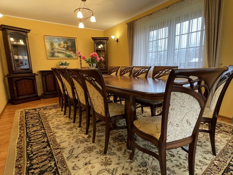 Drewniany zestaw do jadalni – stół + 12 krzeseł + witryny (klasyczny styl)