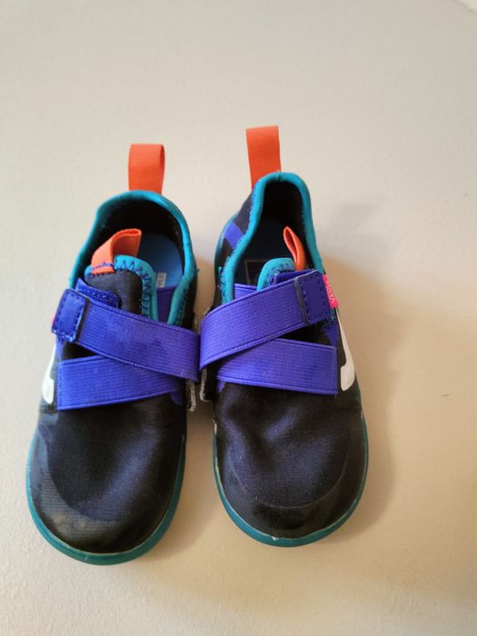 Buty, tenisówki dziecięce zapinane na rzepy.