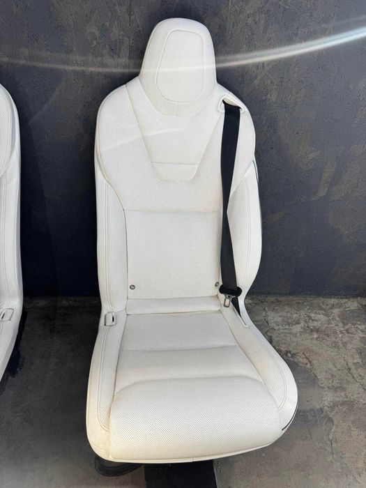 Сидіння на Tesla X