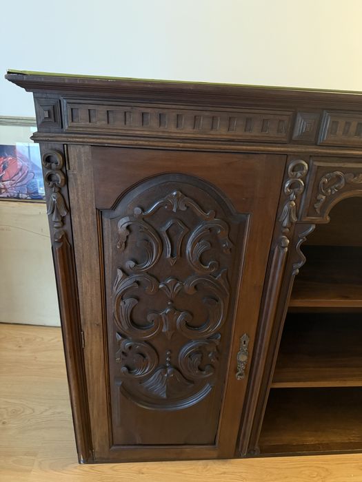 Móvel armário louceiro em madeira maciça castanho