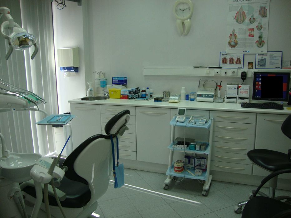 Clínica Dentária em Funcionamento Disponível para Transmissão Laranjeiro – Almada