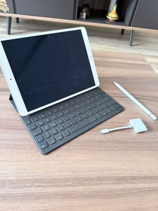 Ipad com teclado apple e apple pencil