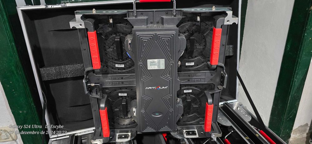 Baixa de Preço - Painéis de Leds P3.9 50x50 2,5mx1,5m como novos.