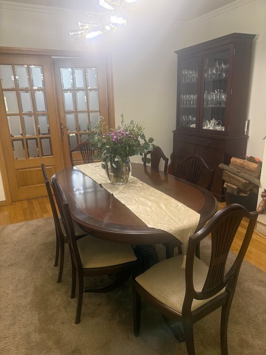 Conjunto Sala de Jantar Completo em Madeira Maciça – Mesa + 6 Cadeiras + Aparador + Cristaleira (Excelente Estado)