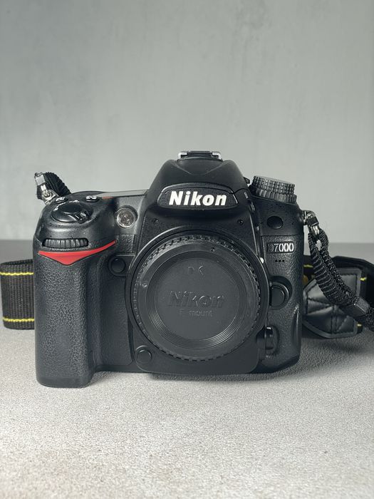 Вживані Nikon D7000 / D70s / F50