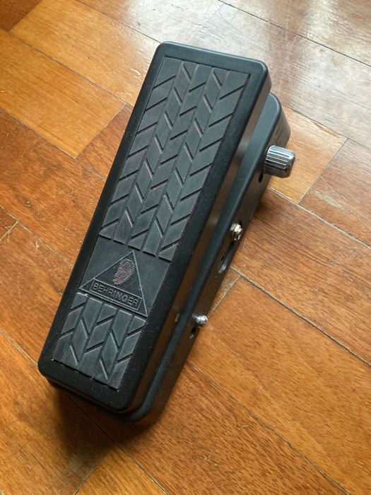 Pedal wah Behringer Hellbabe