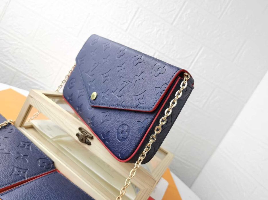 Niebieska torba na ramię marki LV.