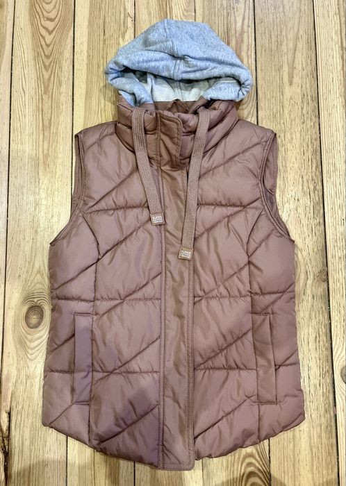 Жіноча жилетка безрукавка