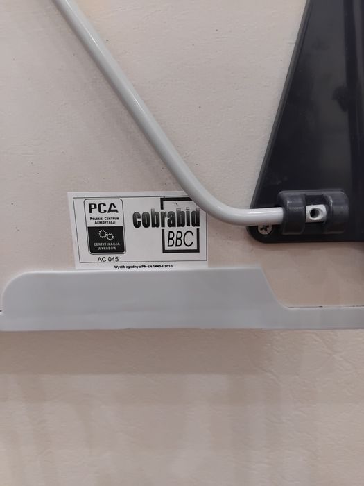 Фліпчарт в ідеальному стані на тривозі Висота дошки 1м. ширина 70 см.