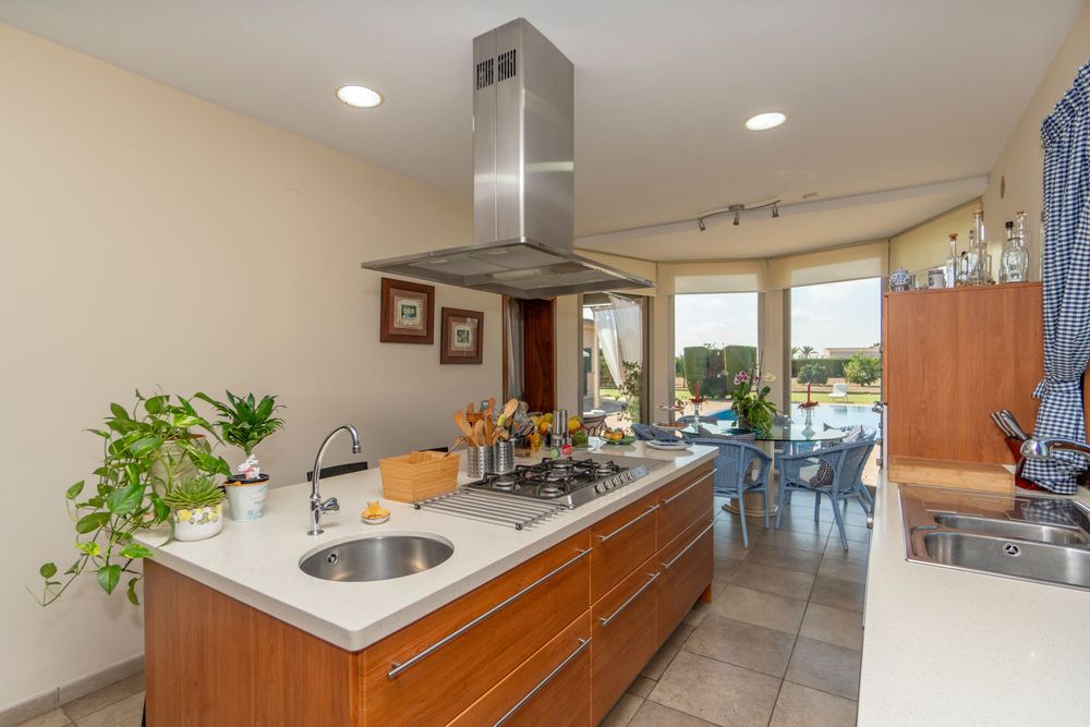 о. Майорка, Іспанія! Pозкішна вілла з великим садом і басейном!