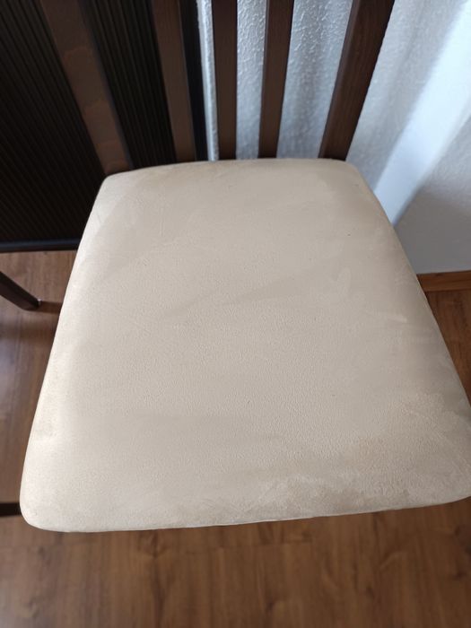 Quatro cadeiras de jantar