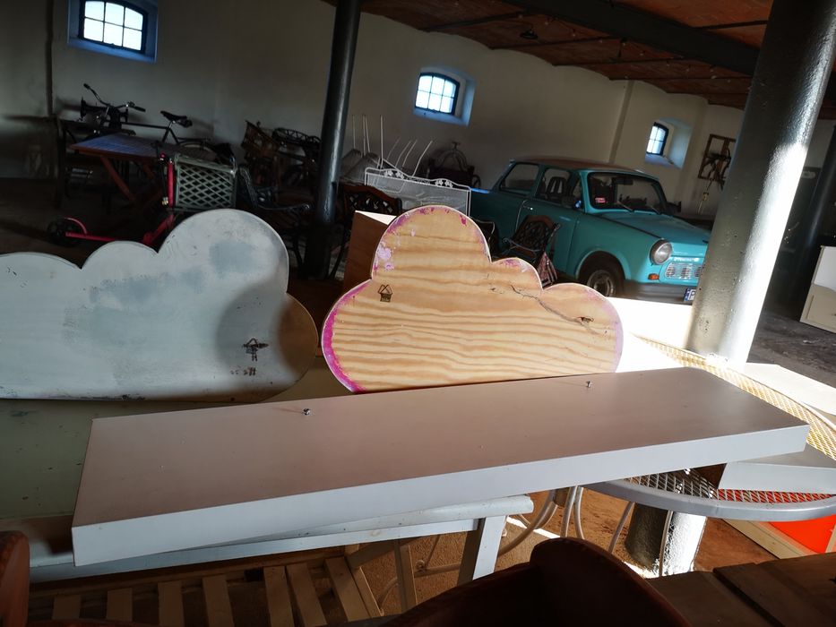 Półki chmurki i białe do pokoju dziecięcego