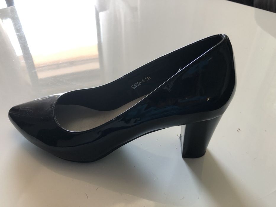 Czarne lakierowane buty