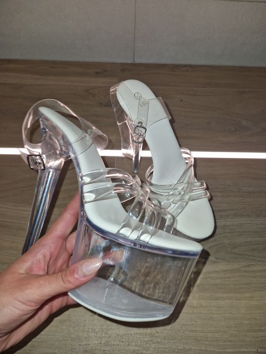 Sandałki na platformie + pistolet fo masażu