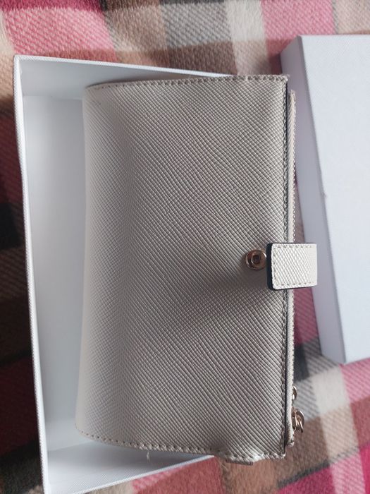 Carteira de senhora Guess