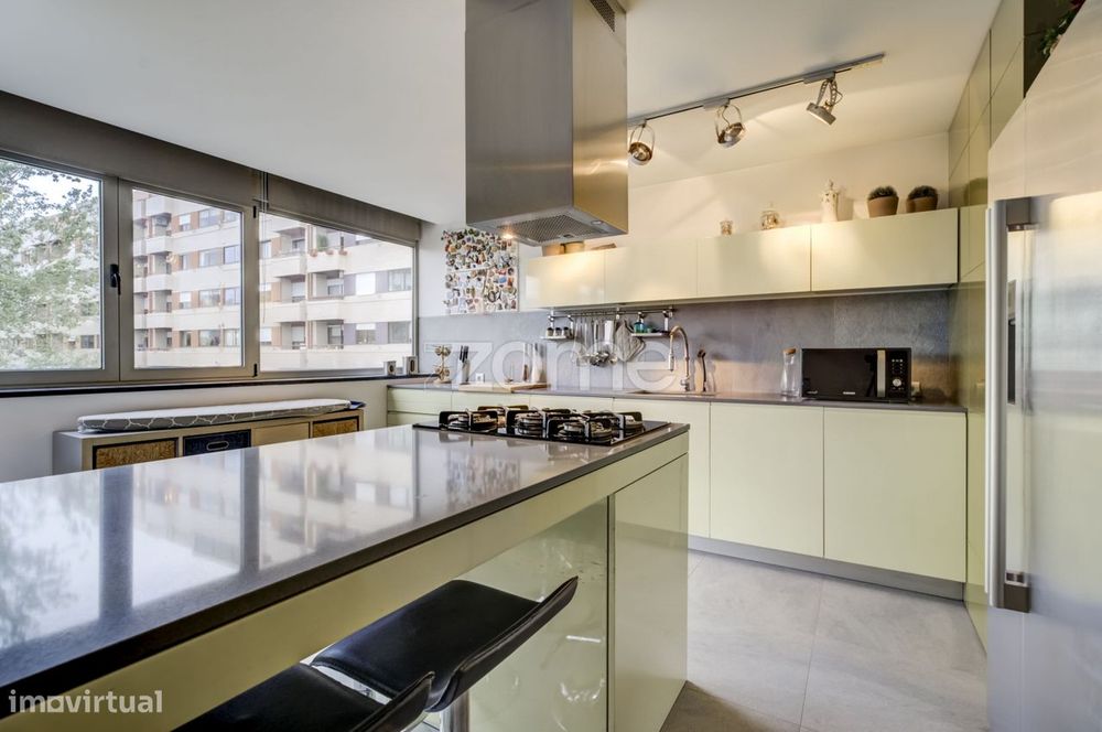 Apartamento T3 todo renovado c/garagem na Av. de Londres em Guimarães