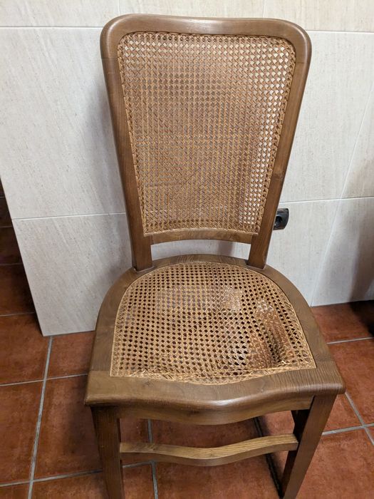 Cadeira em castanho maciço